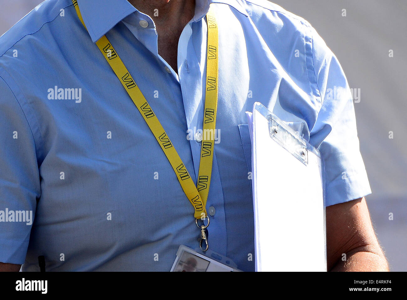 Tournage l'équipe du film Star Wars Episode 7 portant une longe autour du cou avec le nombre sept en chiffres romains sur elle. Banque D'Images