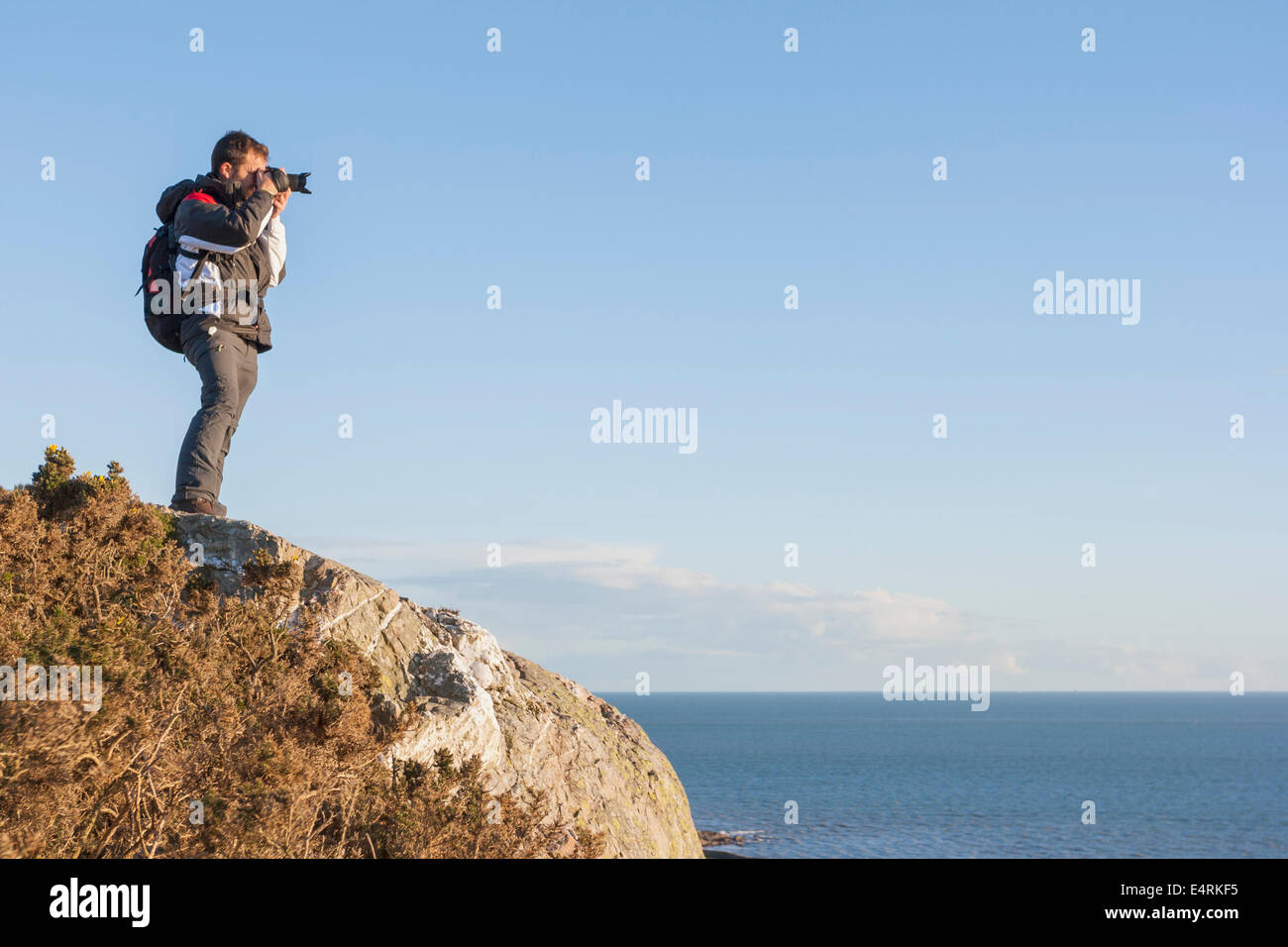 Photogragpher backpacker à la falaise Banque D'Images