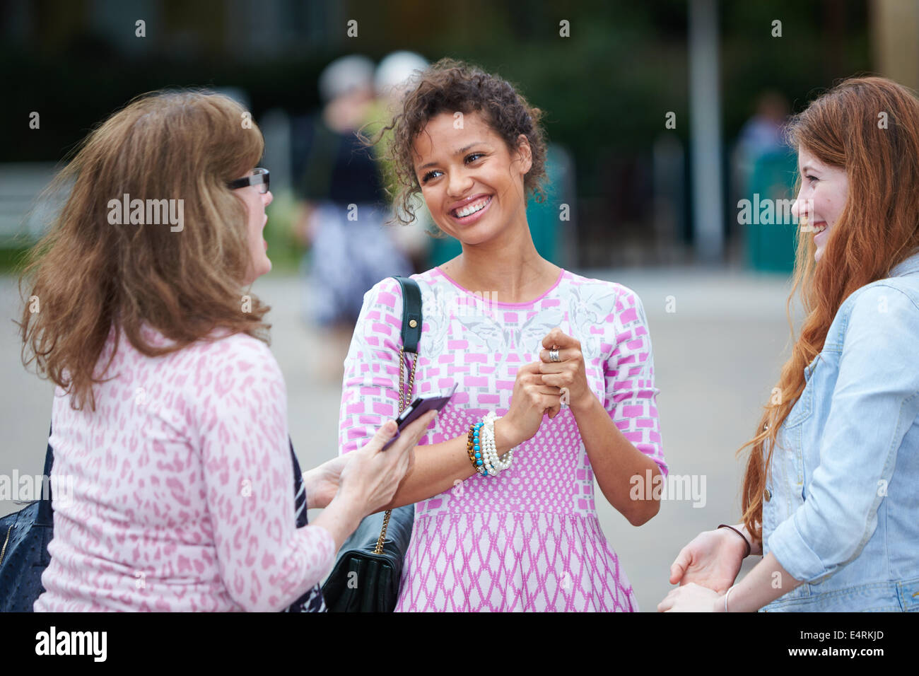 L'actrice Gugu Mbatha-Raw en photo (centre), à l'avant d'un Witney projection spéciale de son dernier film Belle Banque D'Images