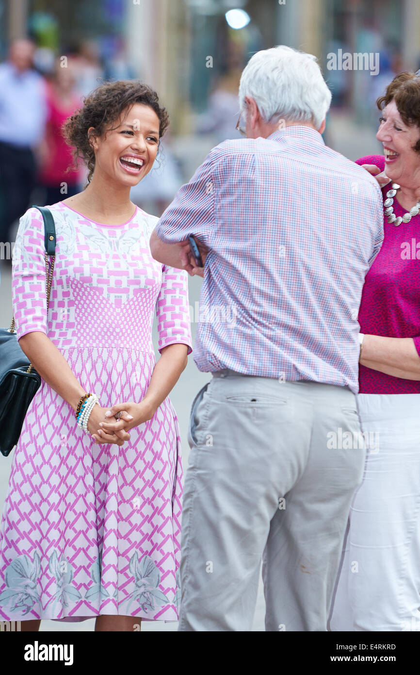 L'actrice Gugu Mbatha-Raw (à gauche), représenté à Witney en amont d'une projection spéciale de son dernier film Belle Banque D'Images