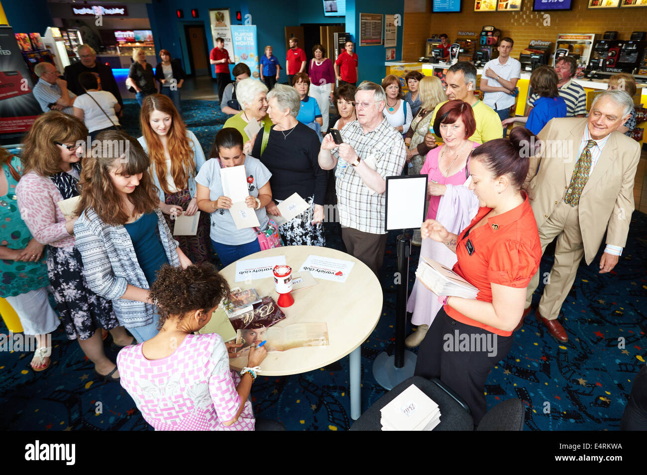 Gugu Mbatha-Raw (assis) de signer des autographes à Witney en amont d'une projection spéciale de son dernier film Belle Banque D'Images