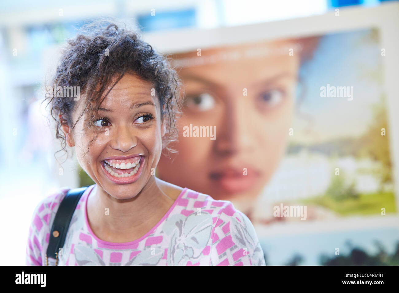 L'actrice Gugu Mbatha-Raw, représenté à Witney en amont d'une projection spéciale de son dernier film Belle Banque D'Images