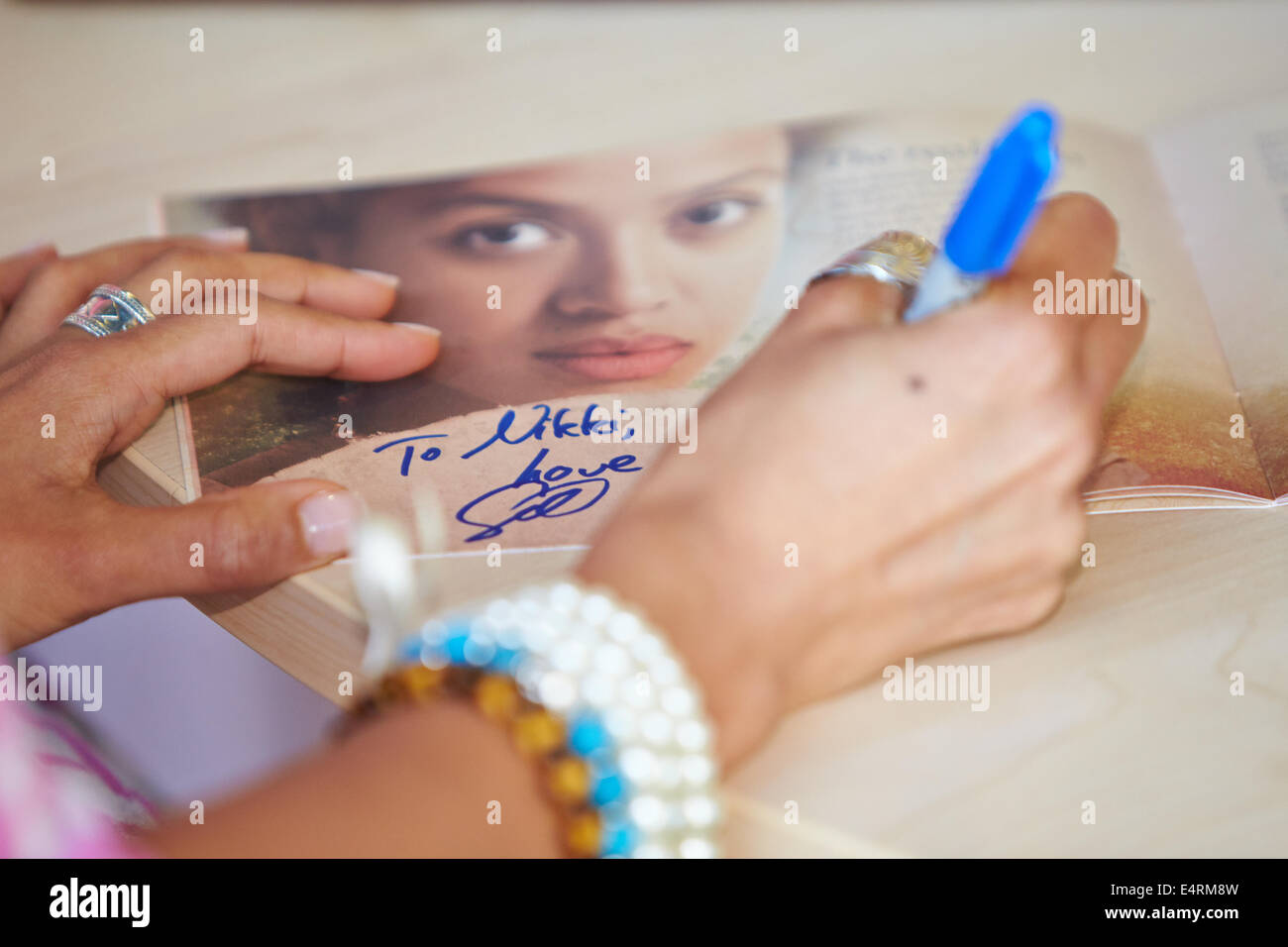 Gugu Mbatha-Raw (assis) de signer des autographes à Witney en amont d'une projection spéciale de son dernier film Belle Banque D'Images