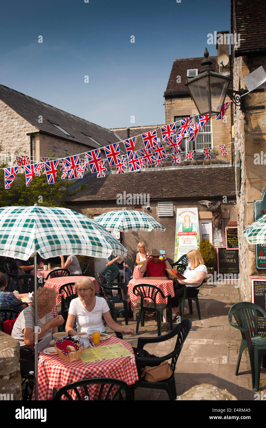 UK, Derbyshire, Peak District, Bakewell, Water Street, Tiroler Stuberl Café Autrichien, diners en plein air Banque D'Images