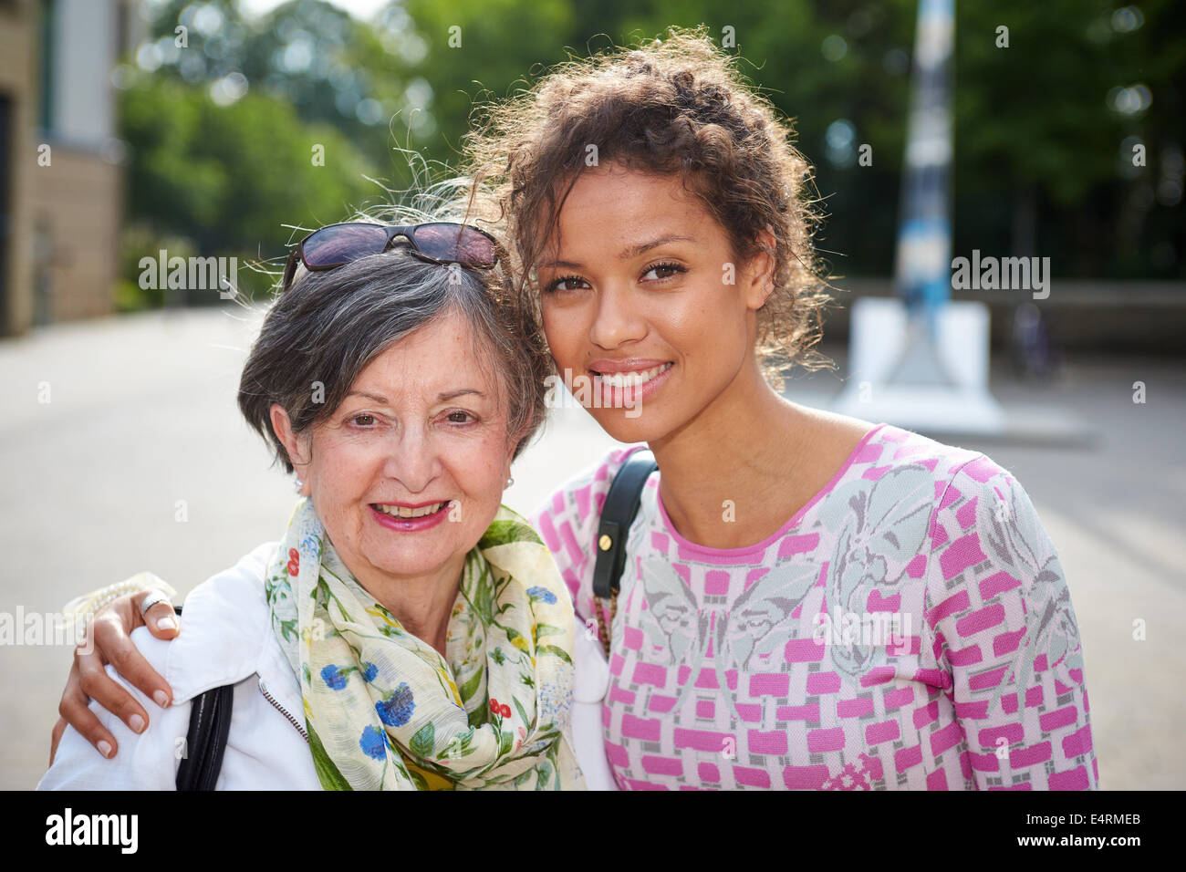 L'actrice Gugu Mbatha-Raw (droite), représenté à Witney avec sa mère Anne matières (à gauche) Banque D'Images