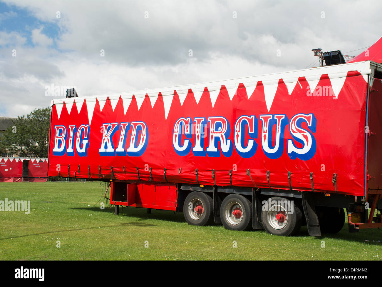 Le Grand cirque pour enfants remorque sur une après-midi d'été ensoleillé. Banque D'Images