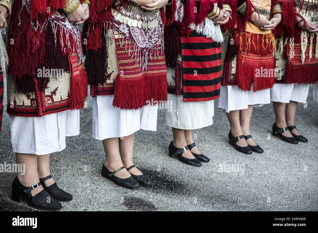 12 juillet 2014 - Galichnik, Macédoine - Galichnik, Macédoine -- local de femmes portant des vêtements traditionnels se rassembler devant l'église pendant l'ouverture de la la fin de semaine des célébrations de mariage dans le village de Galichnik macédonienne. Le festival est une occasion pour les descendants de villageois pour reconstituer des traditions de mariage dans cette région dépeuplée. En ce moment le village n'a que deux résidents à l'année, même si c'est un lieu de vacances populaire. Photo par Jodi Hilton/NurPhoto (crédit Image : © Jodi Hilton/NurPhoto/Zuma sur le fil) Banque D'Images