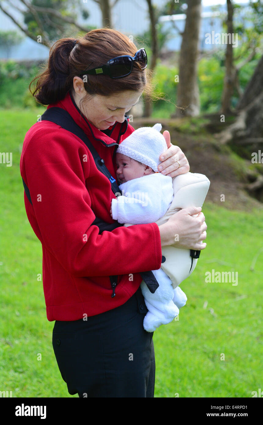 Mere Porter Nouveau Ne Sur Le Porte Bebe Concept Photo De La Maternite Bebe Nouveau Ne Photo Stock Alamy