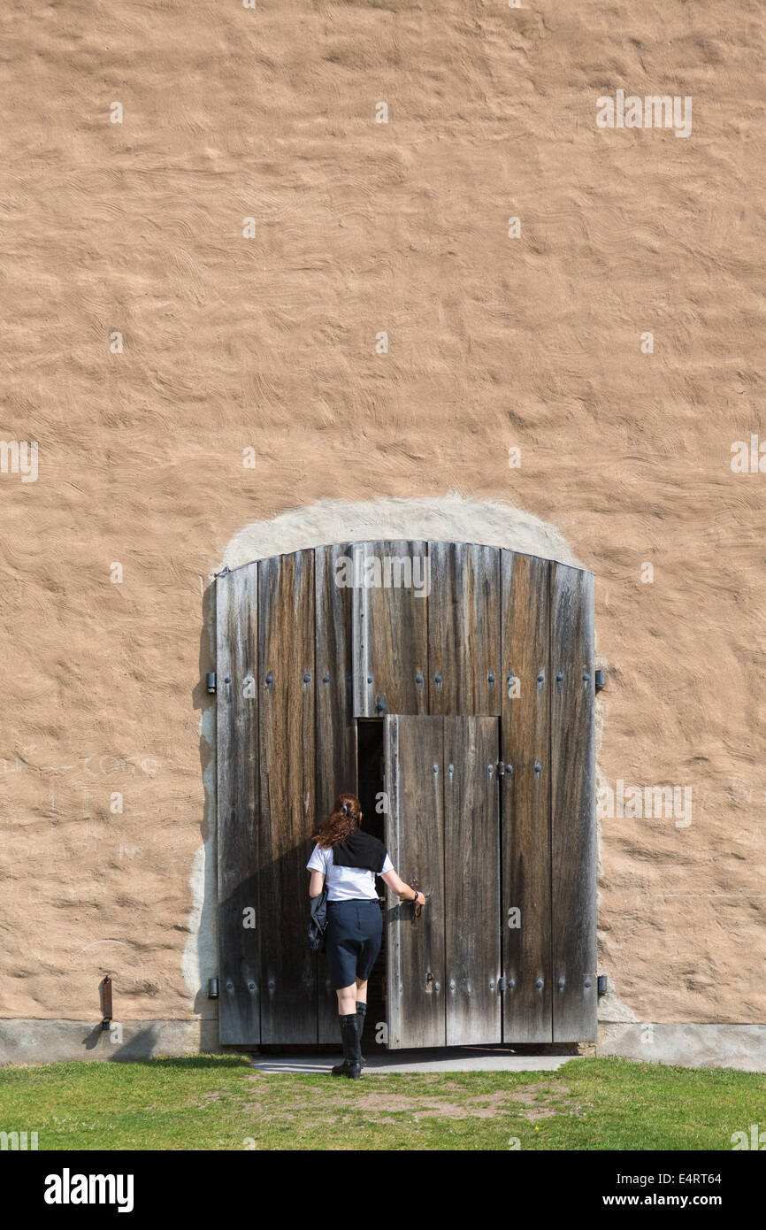 Grande porte ouverte femme au château Banque D'Images