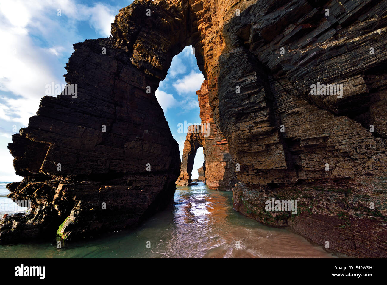 L'Espagne, la Galice : Rock des arcs à Cathedral's beach Banque D'Images