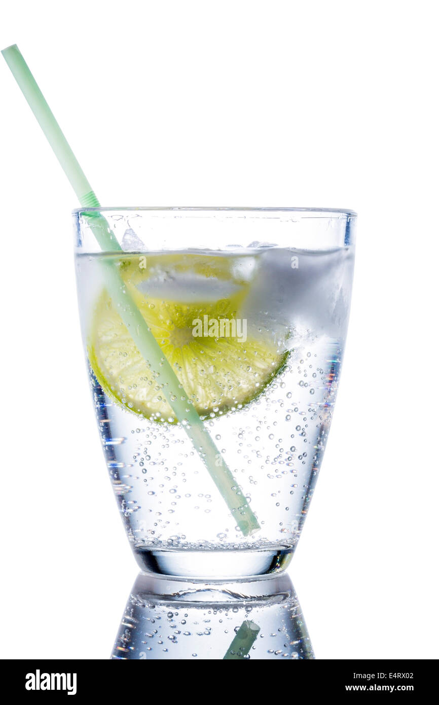 Un verre avec de l'eau fraîche et d'une lime. L'eau minérale comme Durstloescher., Ein Glas mit frischem Trinkwasser und einer Lim Banque D'Images