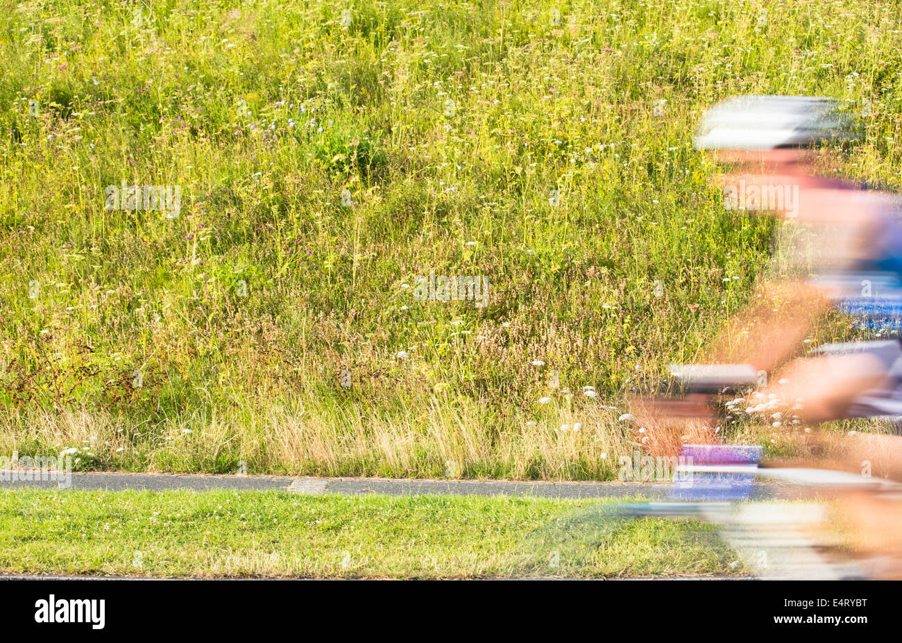 Cycliste de motion blur en compétition dans Plymouth Triathlon Banque D'Images