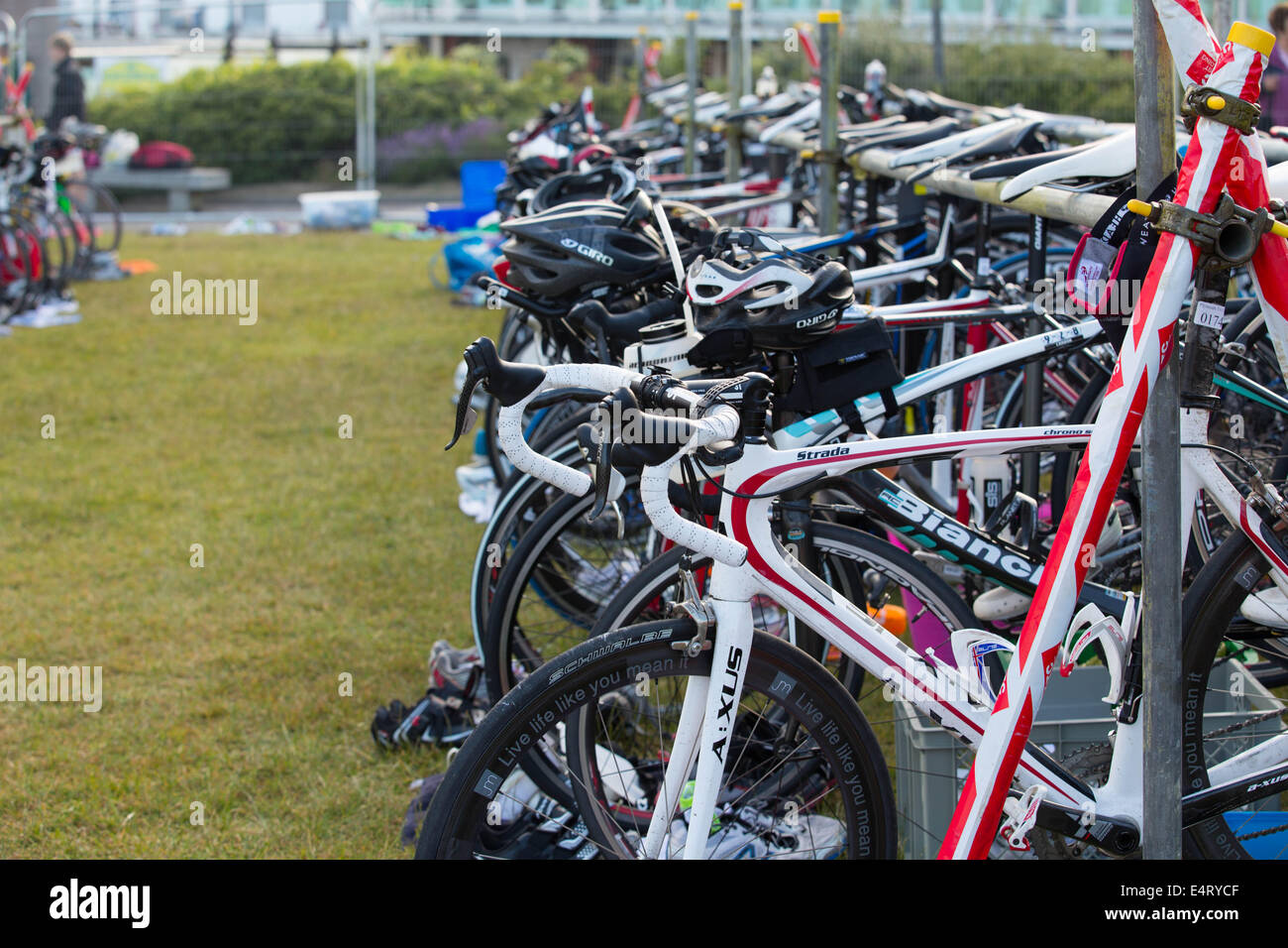 L'étape de vélo de triathlon Plymouth aire de transition pour les athlètes Banque D'Images