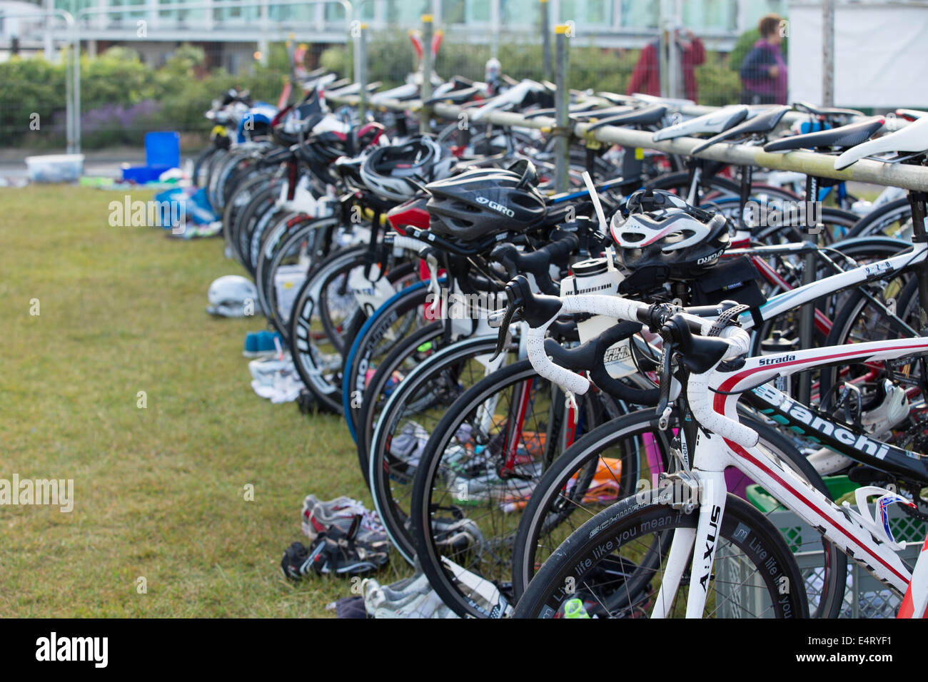 Vélos alignés en phase de transition Triathlon 2014 Plymouth Banque D'Images
