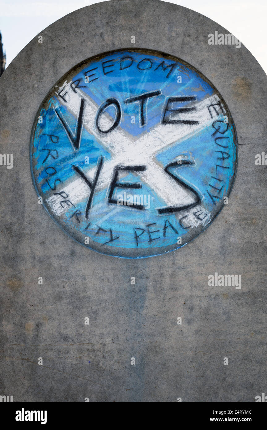 L'indépendance écossaise voter oui le graffiti à la craie sur un mur sur le monticule, Édimbourg Banque D'Images