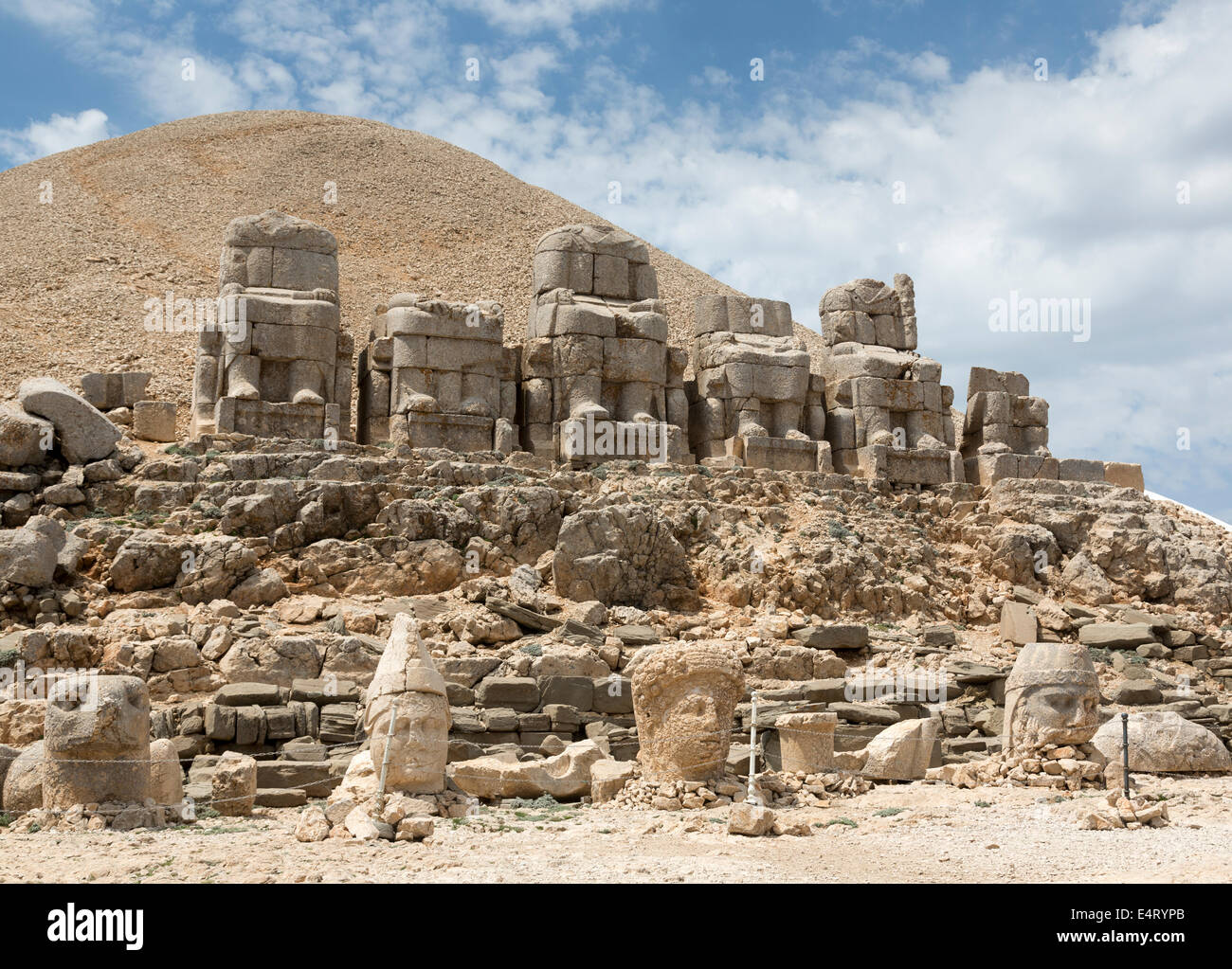 Des statues de dieux et fondateur, terrasse est, ou Nemrut Nemrud Dagh, Anatolie, Turquie Banque D'Images