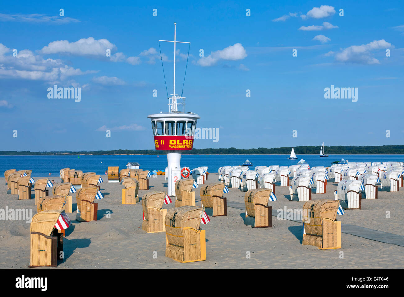 Chaises de plage en osier couvert sur la plage à Detmold, Luebeck, Schleswig-Holstein, Allemagne Banque D'Images