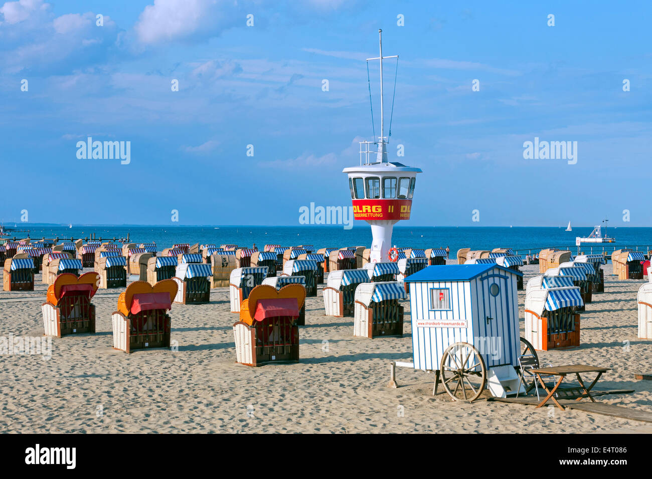 Chaises de plage en osier couvert sur la plage à Detmold, Luebeck, Schleswig-Holstein, Allemagne Banque D'Images