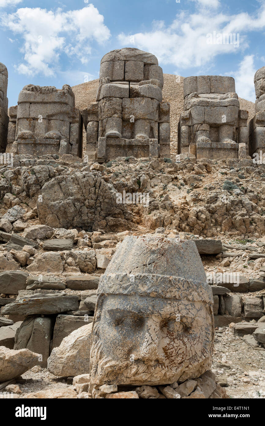 Tête et statue de Zeus / Oromasdes, terrasse est, ou Nemrut Nemrud Dagh, Anatolie, Turquie Banque D'Images