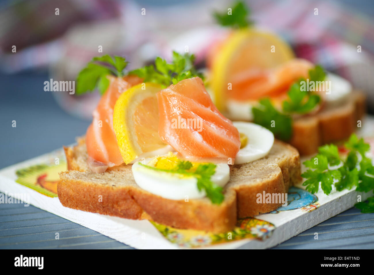 Sandwich avec du saumon salé, l'oeuf et de citron Banque D'Images