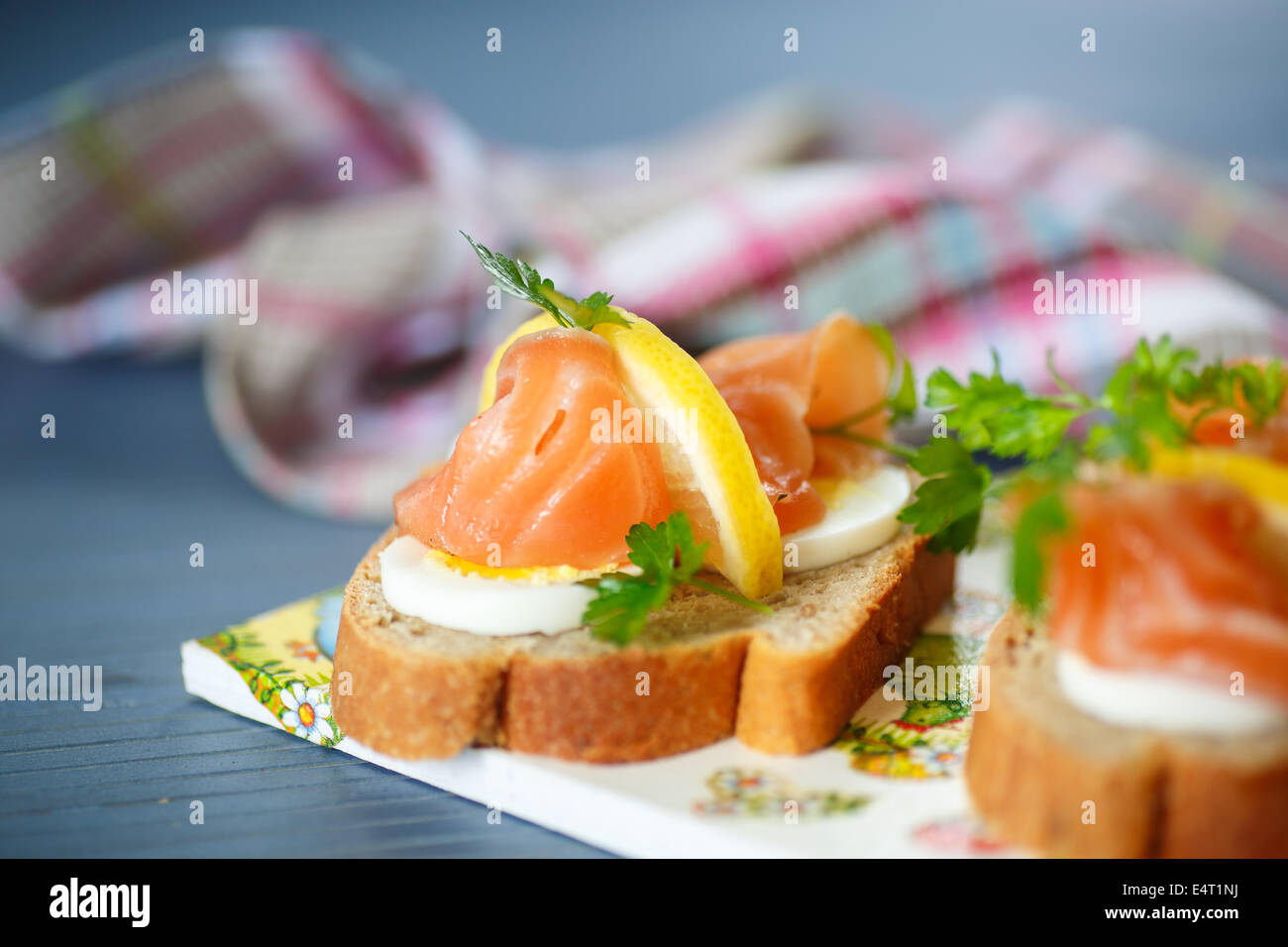 Sandwich avec du saumon salé, l'oeuf et de citron Banque D'Images
