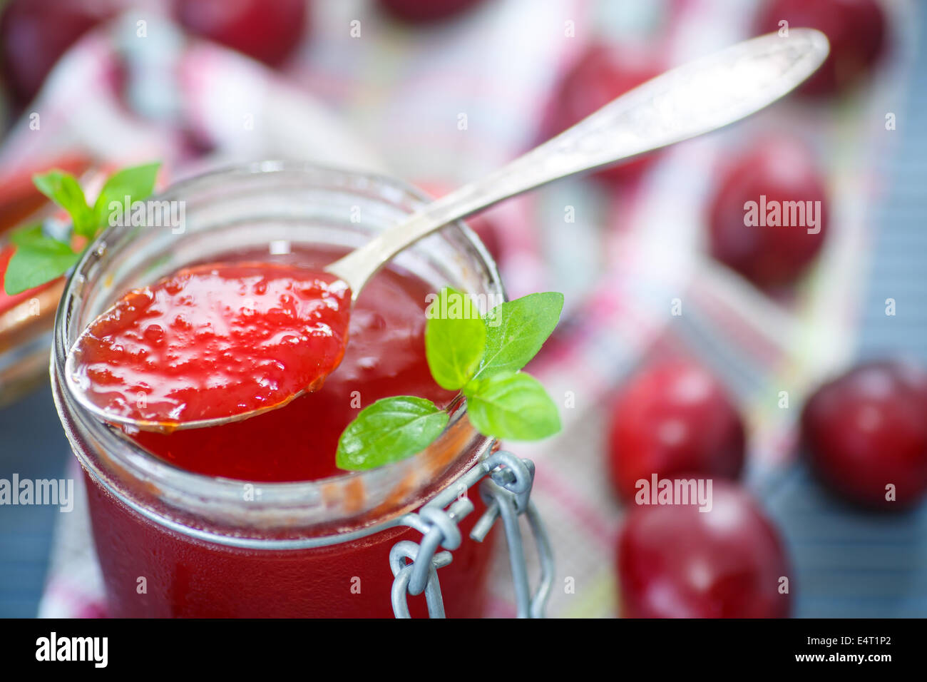 Pot de confiture sur une table en bois Banque de photographies et d ...