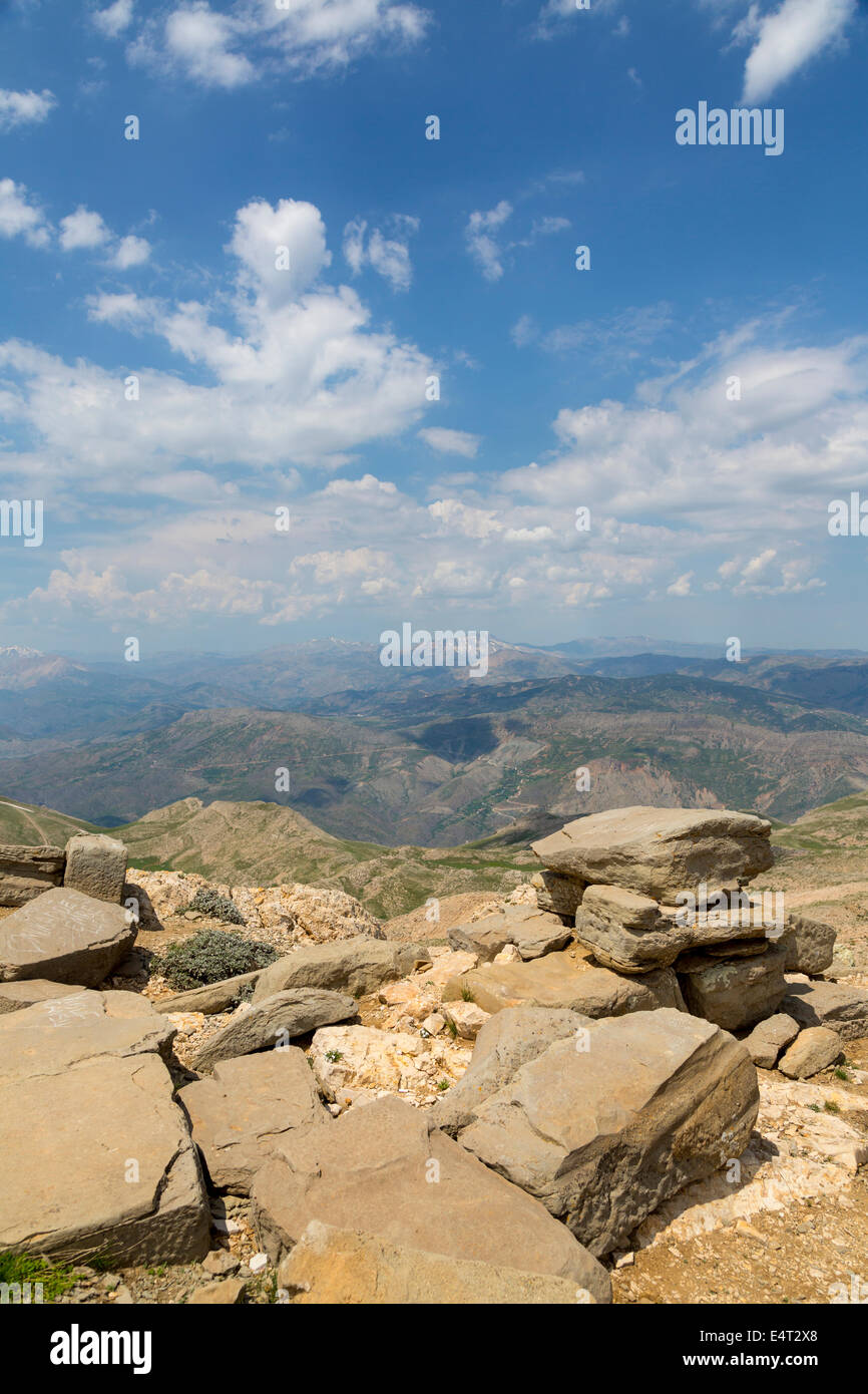 Vue depuis la terrasse est, sommet de Nemrud Dagh ou Nemrut, Anatolie, Turquie Banque D'Images