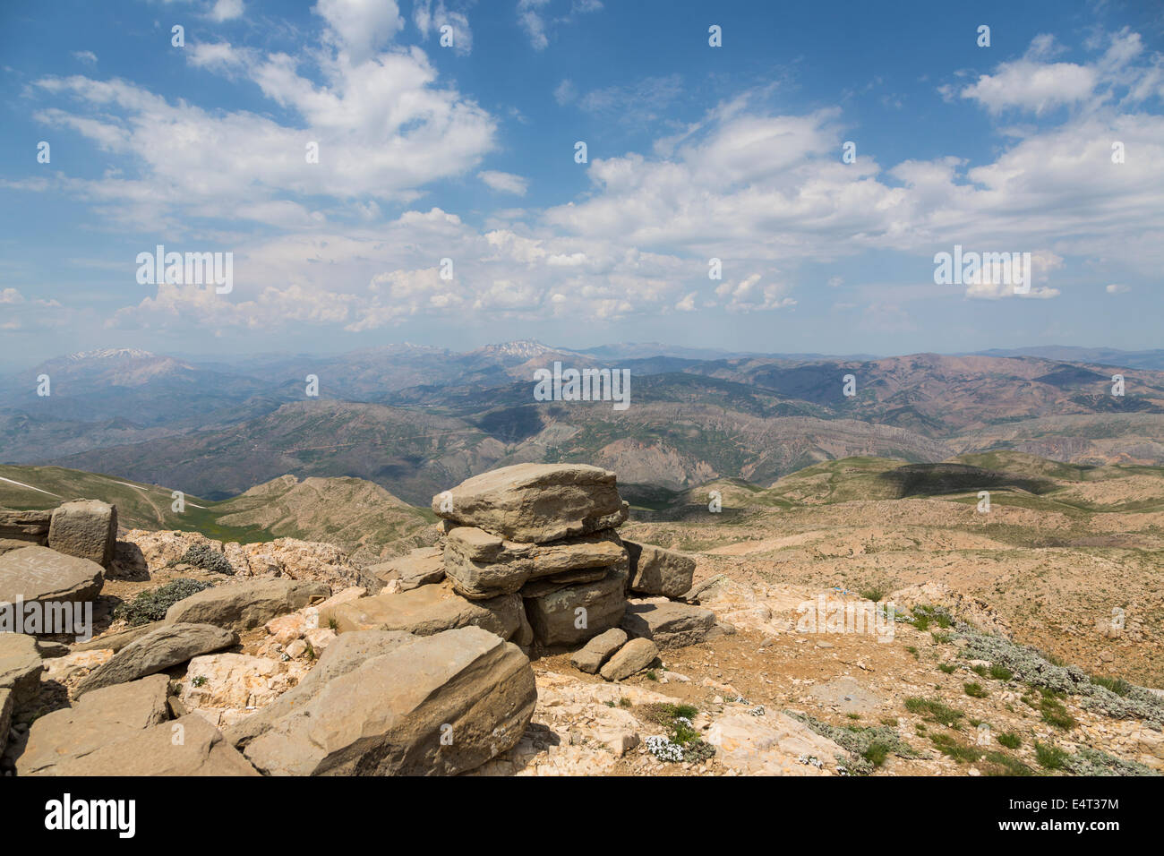 Vue depuis la terrasse est, sommet de Nemrud Dagh ou Nemrut, Anatolie, Turquie Banque D'Images