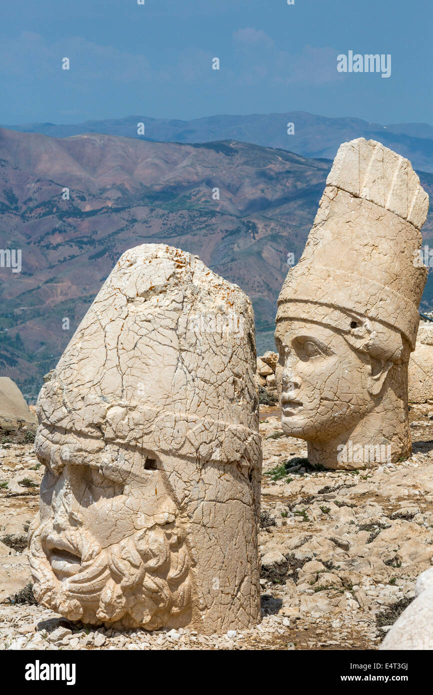 Chefs d'Antiochus et Heracles Artagnes Ares, terrasse ouest, Nemrud Dagh ou Nemrut, Anatolie, Turquie Banque D'Images