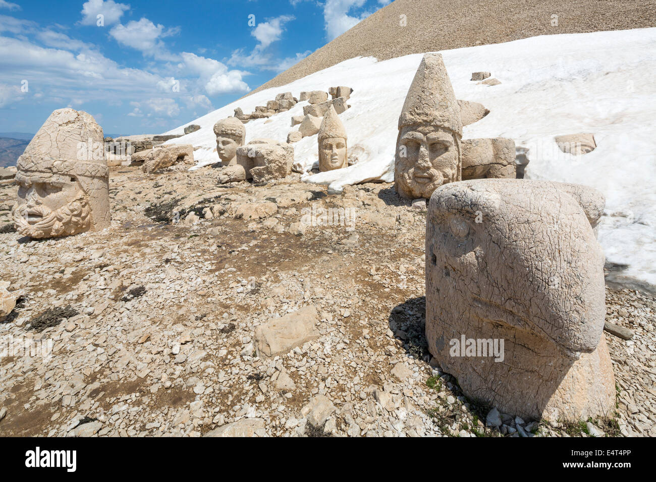 Têtes tombées, terrasse ouest, le Nemrut ou Nemrud Dagh, Anatolie, Turquie Banque D'Images