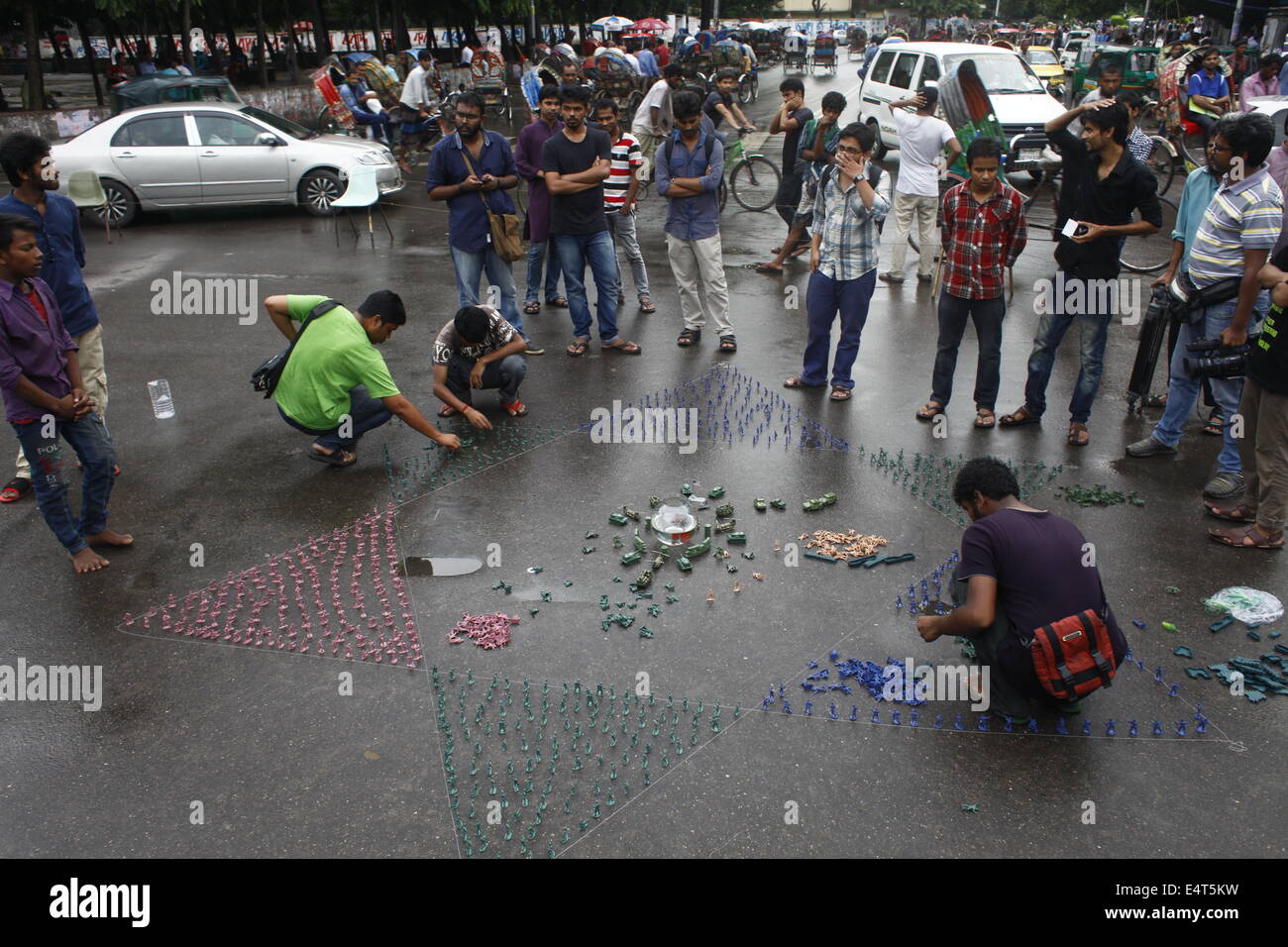 Dhaka, Bangladesh. 16 juillet, 2014. Les étudiants de l'Université de Dhaka a fait une création avec des petits soldats et des véhicules blindés, représentant l'étoile de David au cours d'une manifestation contre l'attaque israélienne sur Gaza à Dhaka zakir Hossain Chowdhury Crédit : zakir/Alamy Live News Banque D'Images