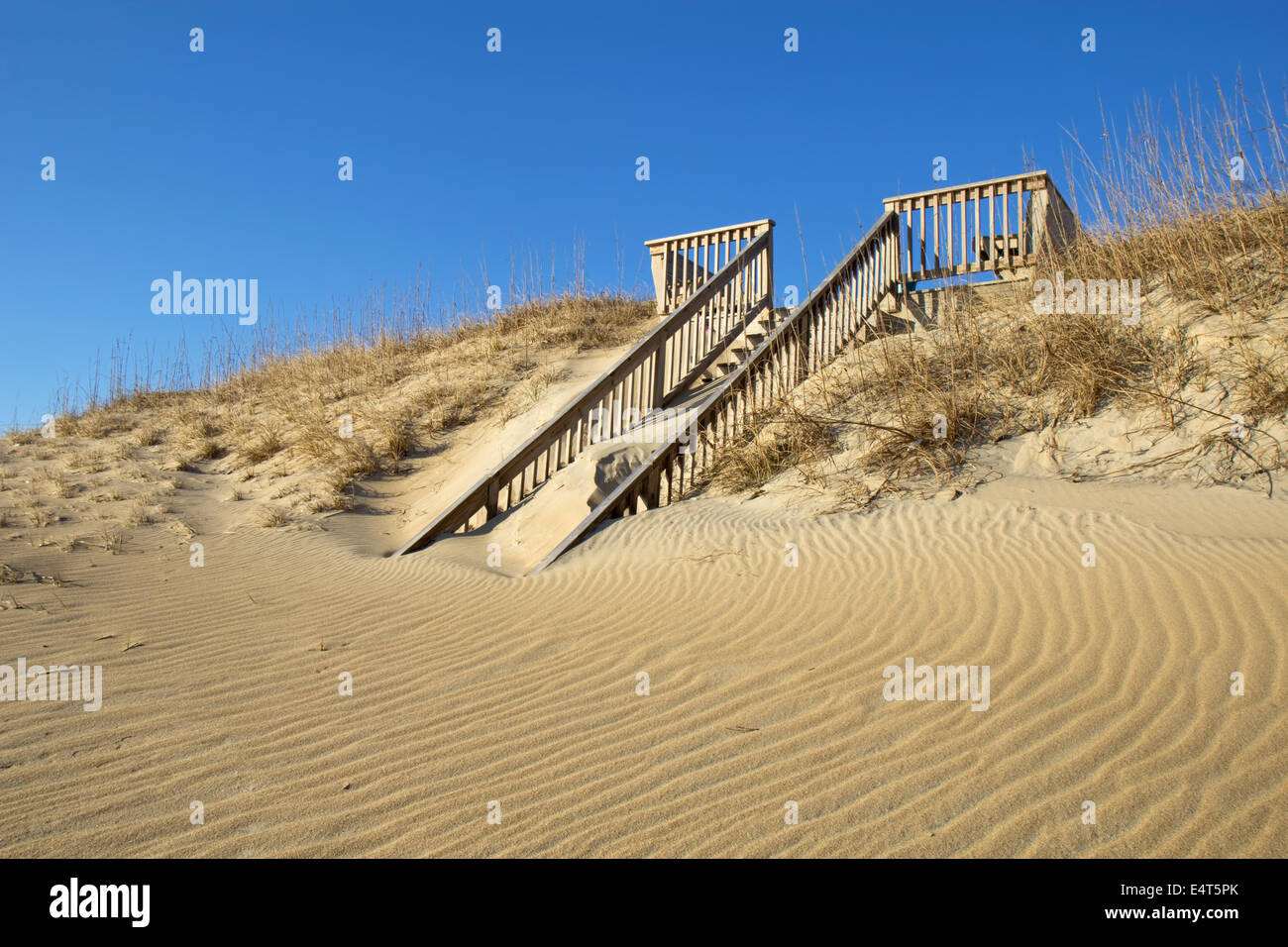 Escalier couvert de sable à une plage publique à Nags Head sur l'Outer Banks de la Caroline du Nord contre un ciel bleu Banque D'Images