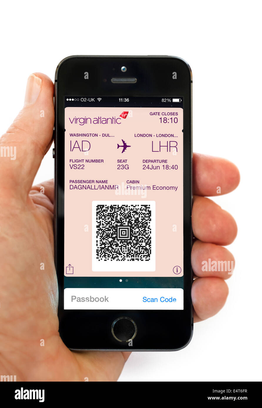 Carte d'embarquement mobile en utilisant l'app Passbook sur un Apple iPhone 5S, UK Banque D'Images