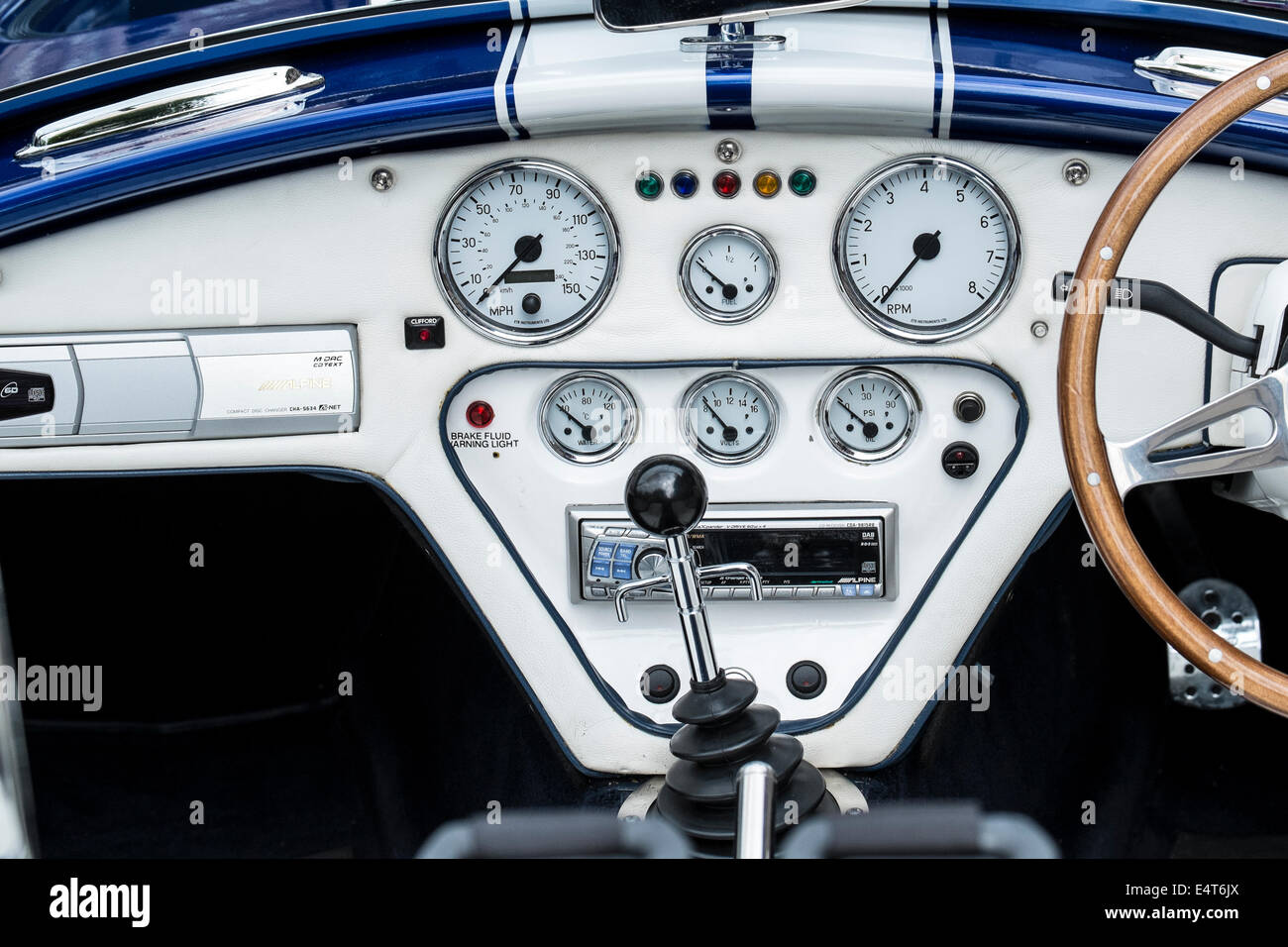 Tableau de bord de voiture de sport Cobra classique avec cadrans traditionnels Banque D'Images