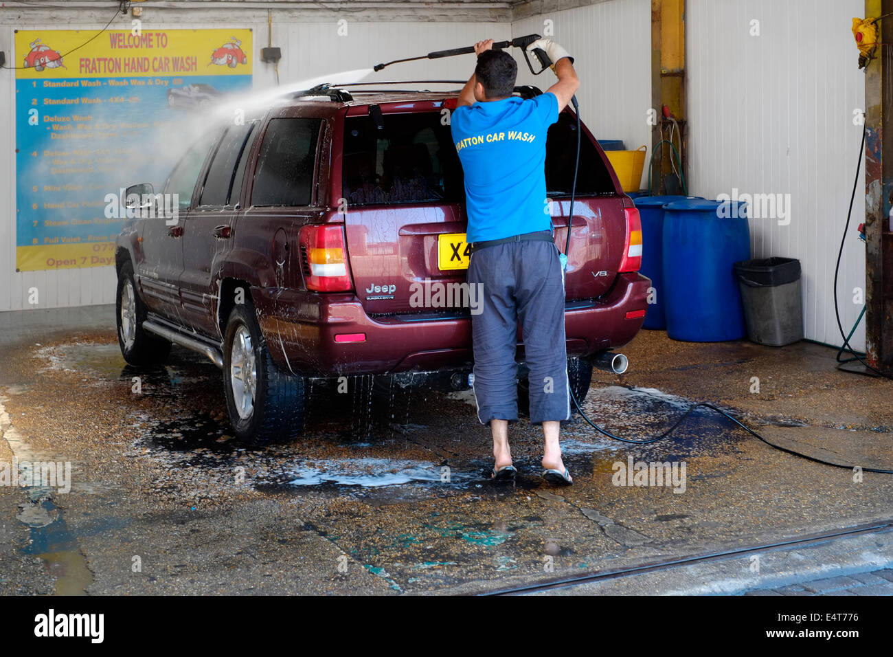 Les immigrants de l'Europe de se laver une voiture à leur entreprise de nettoyage voiture england uk Banque D'Images