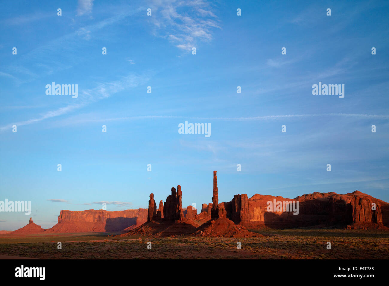 Yei Bi Chei et colonnes Totem rock, Monument Valley, Navajo Nation, Arizona, près de la frontière de l'Utah, USA Banque D'Images