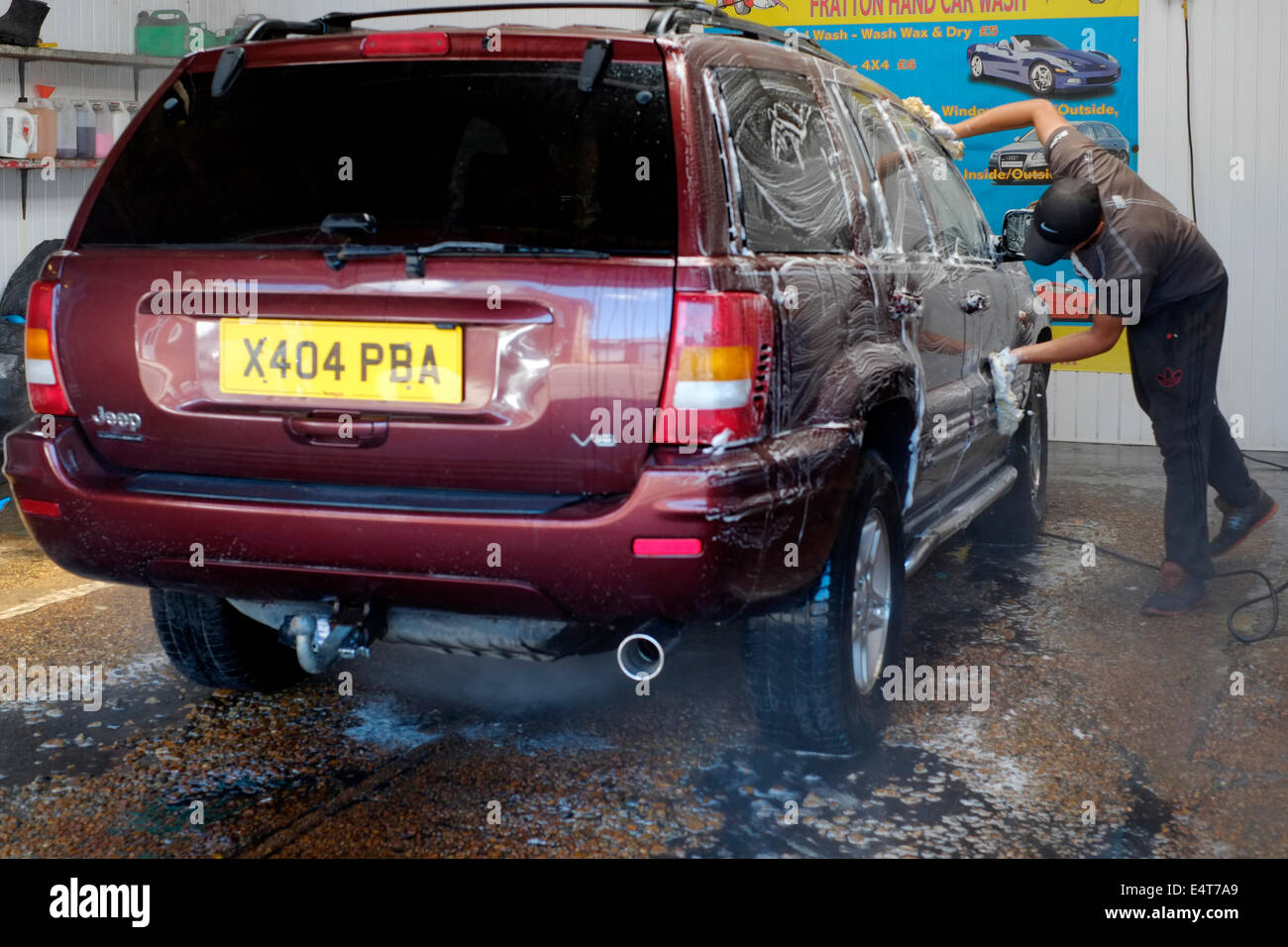 Les immigrants de l'Europe de se laver une voiture à leur entreprise de nettoyage voiture england uk Banque D'Images