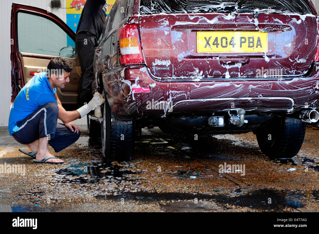 Les immigrants de l'Europe de se laver une voiture à leur entreprise de nettoyage voiture england uk Banque D'Images