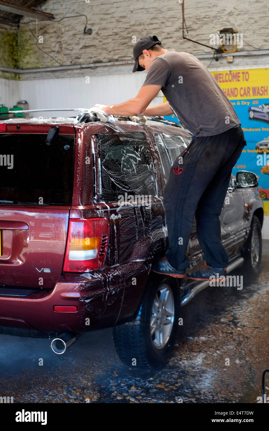 Les immigrants de l'Europe de se laver une voiture à leur entreprise de nettoyage voiture england uk Banque D'Images