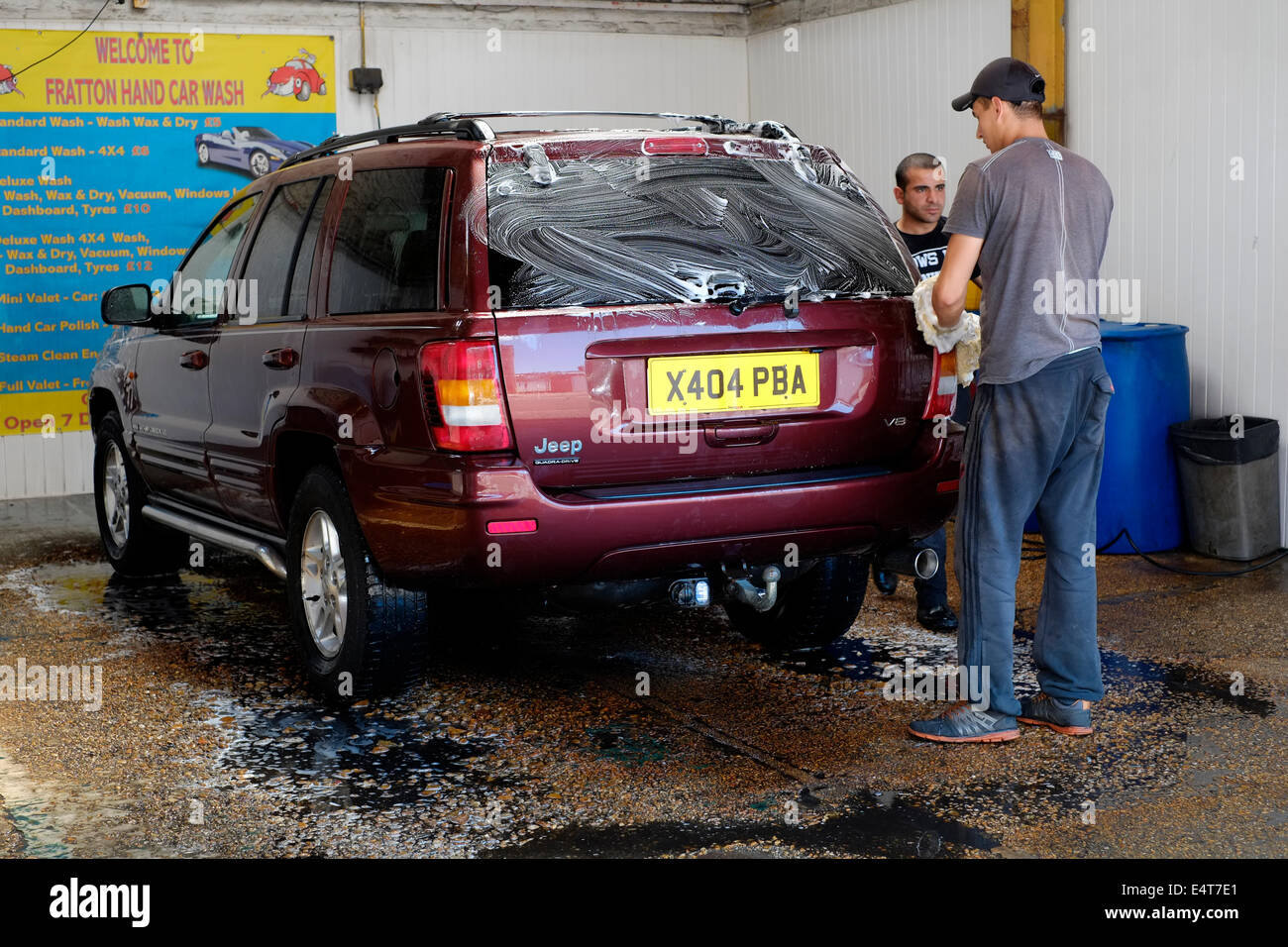 Les immigrants de l'Europe de se laver une voiture à leur entreprise de nettoyage voiture england uk Banque D'Images
