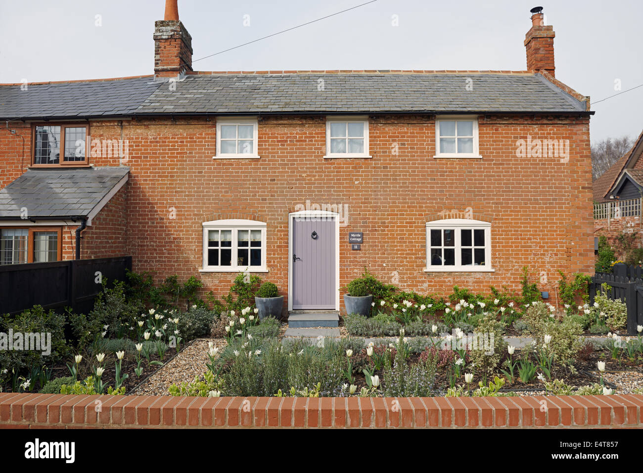 Rouge-brique traditionnel semi-detached cottage, Bawdsey, Suffolk, UK. Banque D'Images