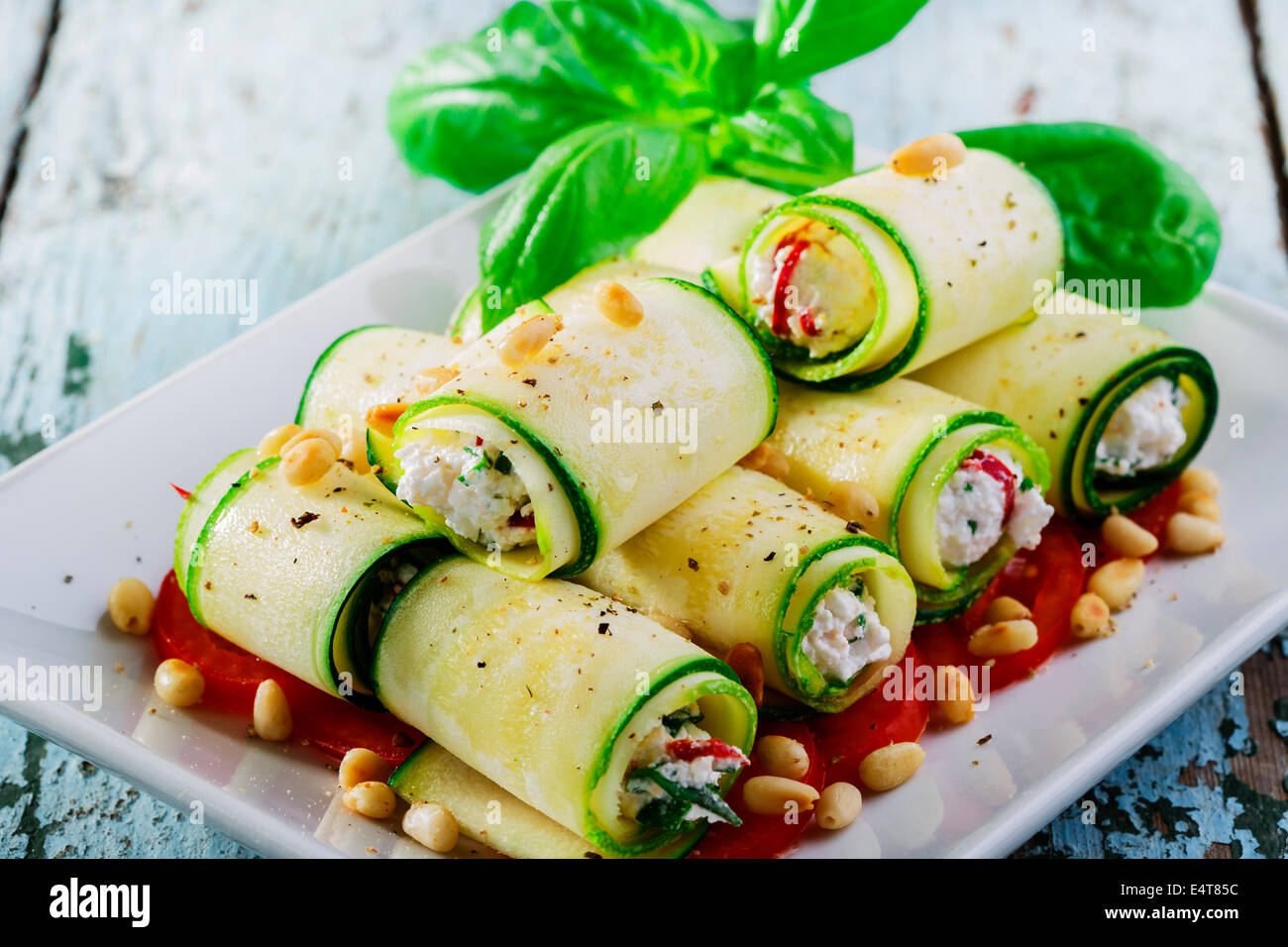 Rouleaux de courgettes à la feta et les pignons de pin Banque D'Images