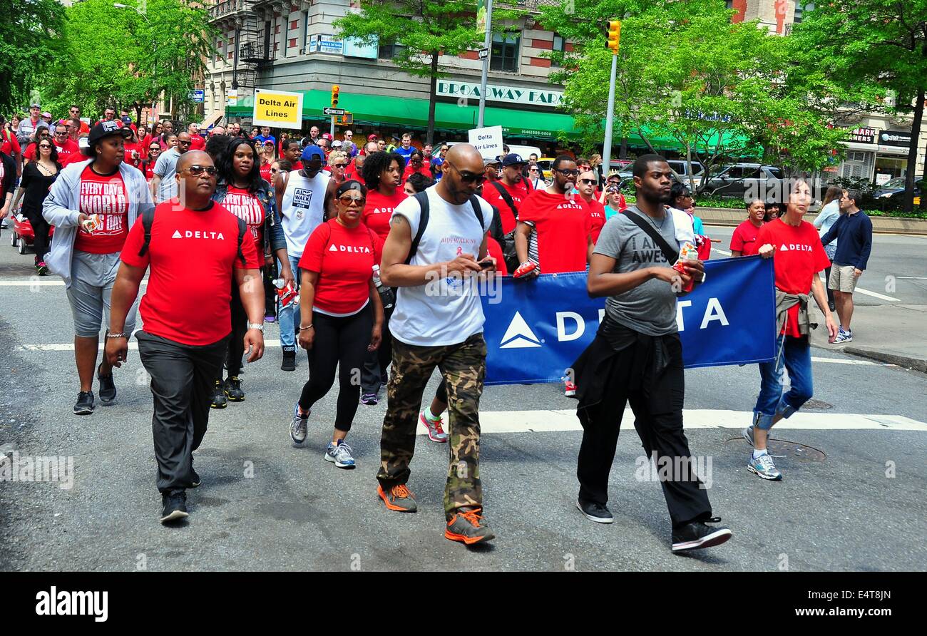 NYC : Delta Air Lines employés participant à la MARCHE POUR LE SIDA NYC 2014 marche pour recueillir des fonds pour la lutte contre le SIDA * Banque D'Images