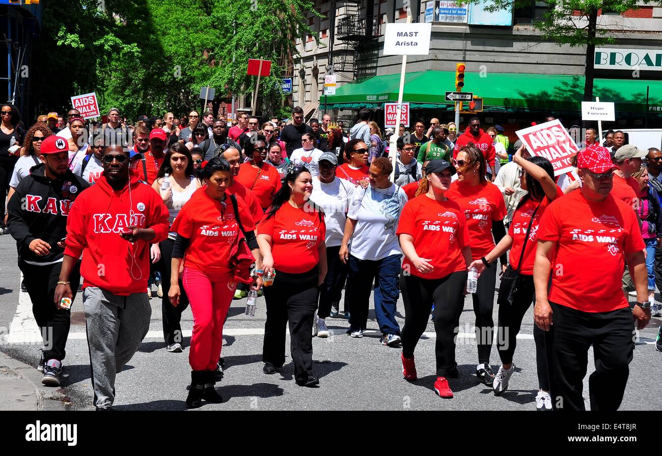 NYC : certains des 30 000 personnes qui participent à la marche annuelle contre le SIDA NEW YORK 2014 Banque D'Images