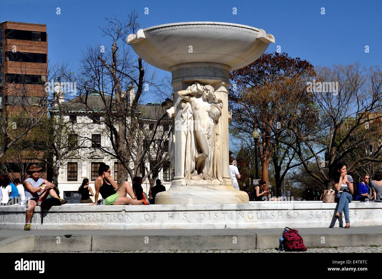 Washington, DC : Les gens se détendre devant Daniel Chester French's fontaine en marbre dans le centre de Dupont Circle Banque D'Images Washington, DC : Les gens se détendre devant Daniel Chester French's fontaine en marbre dans le centre de Dupont Circle Banque D'Images