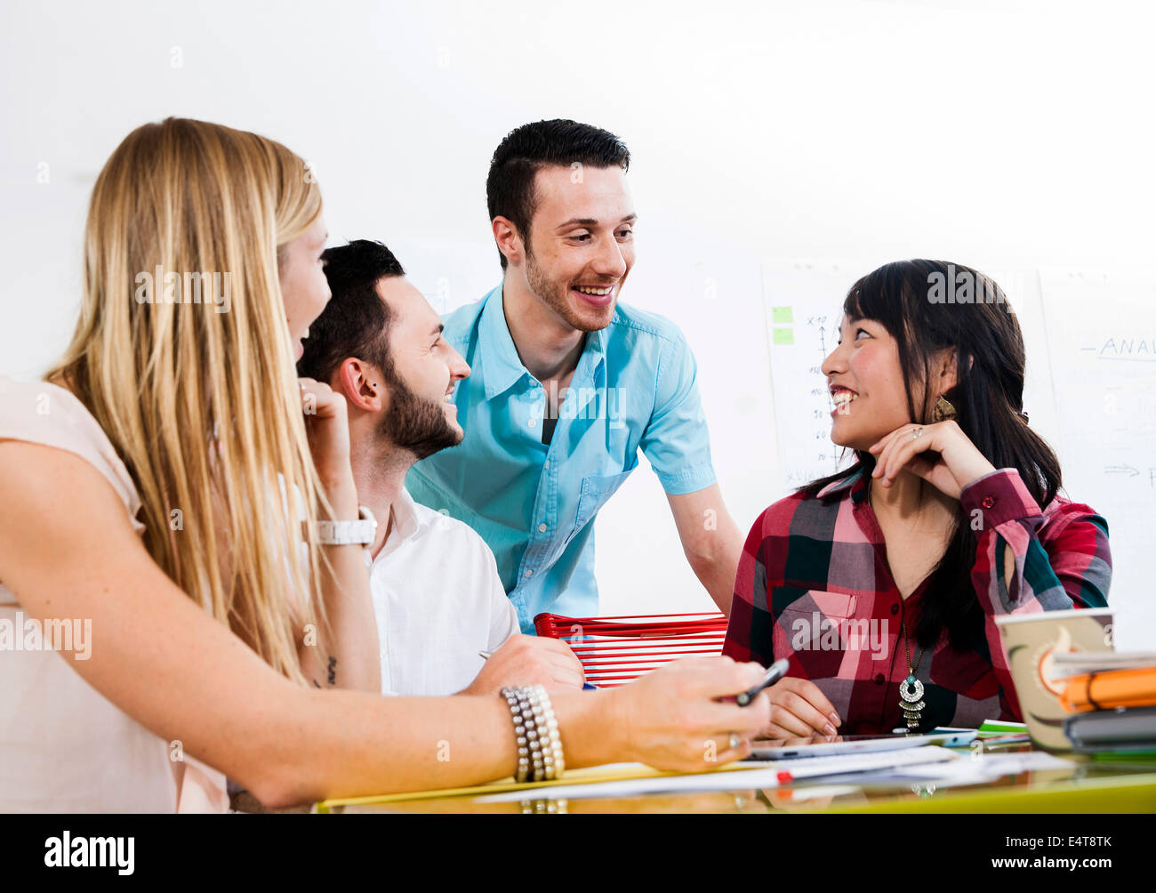 Groupe de jeunes gens d'affaires et réunion en discussion dans office, Allemagne Banque D'Images