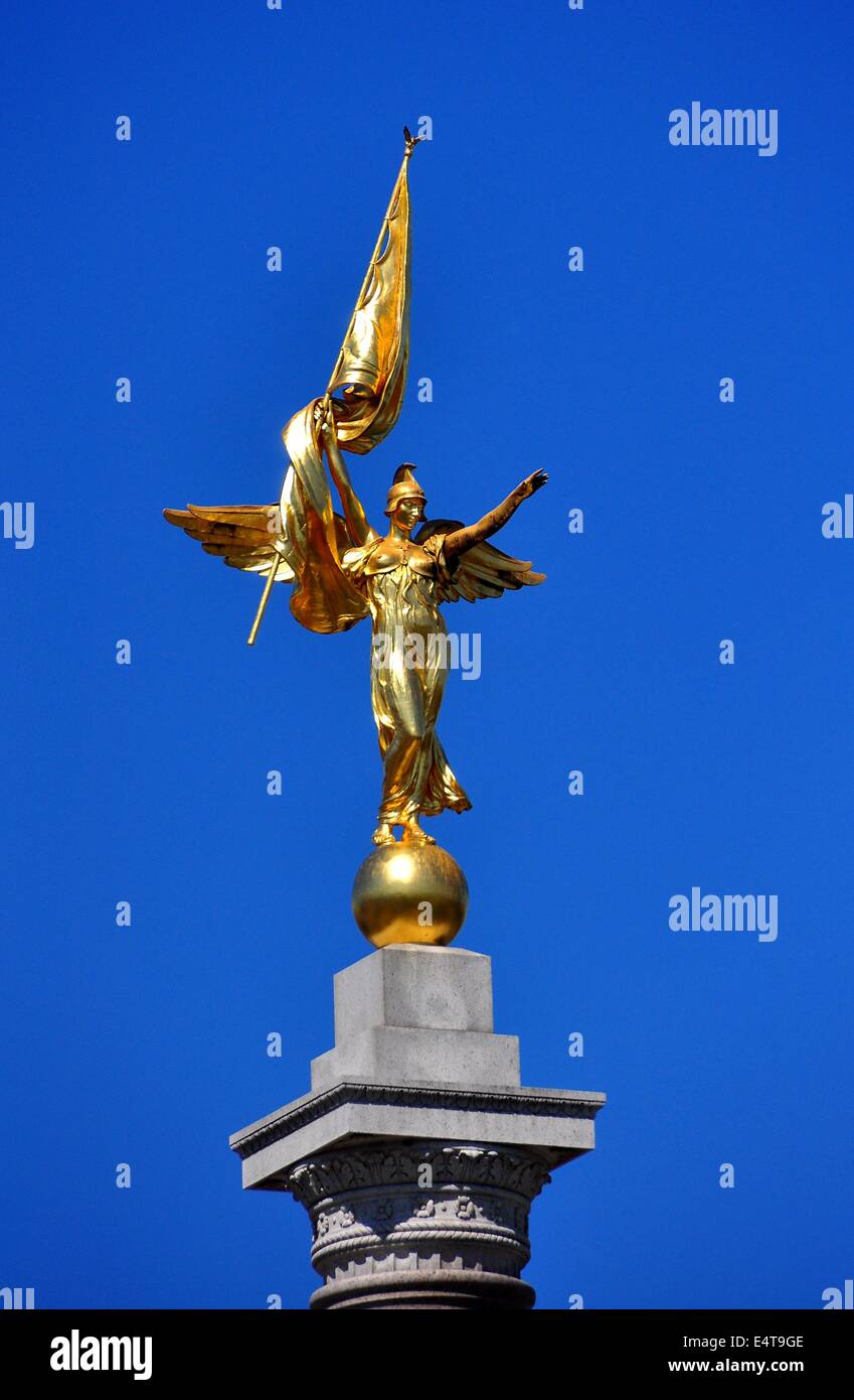 Washington, DC : statue dorée au sommet de Mémorial de la Première Division en face de l'Old Executive Office Building * Banque D'Images