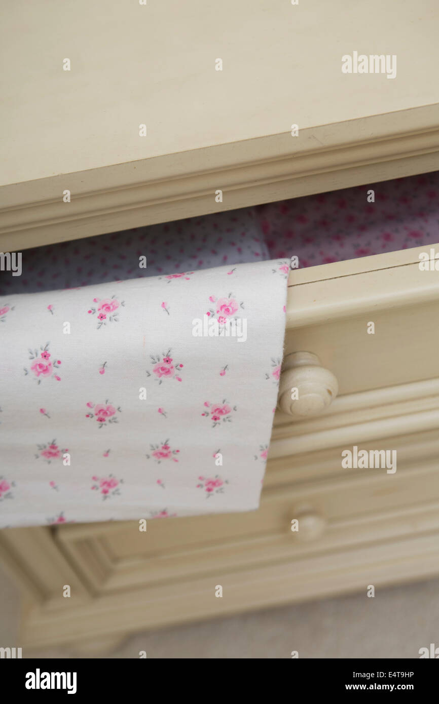 Couverture Bébé drapé sur tiroir ouvert à la maternelle Banque D'Images