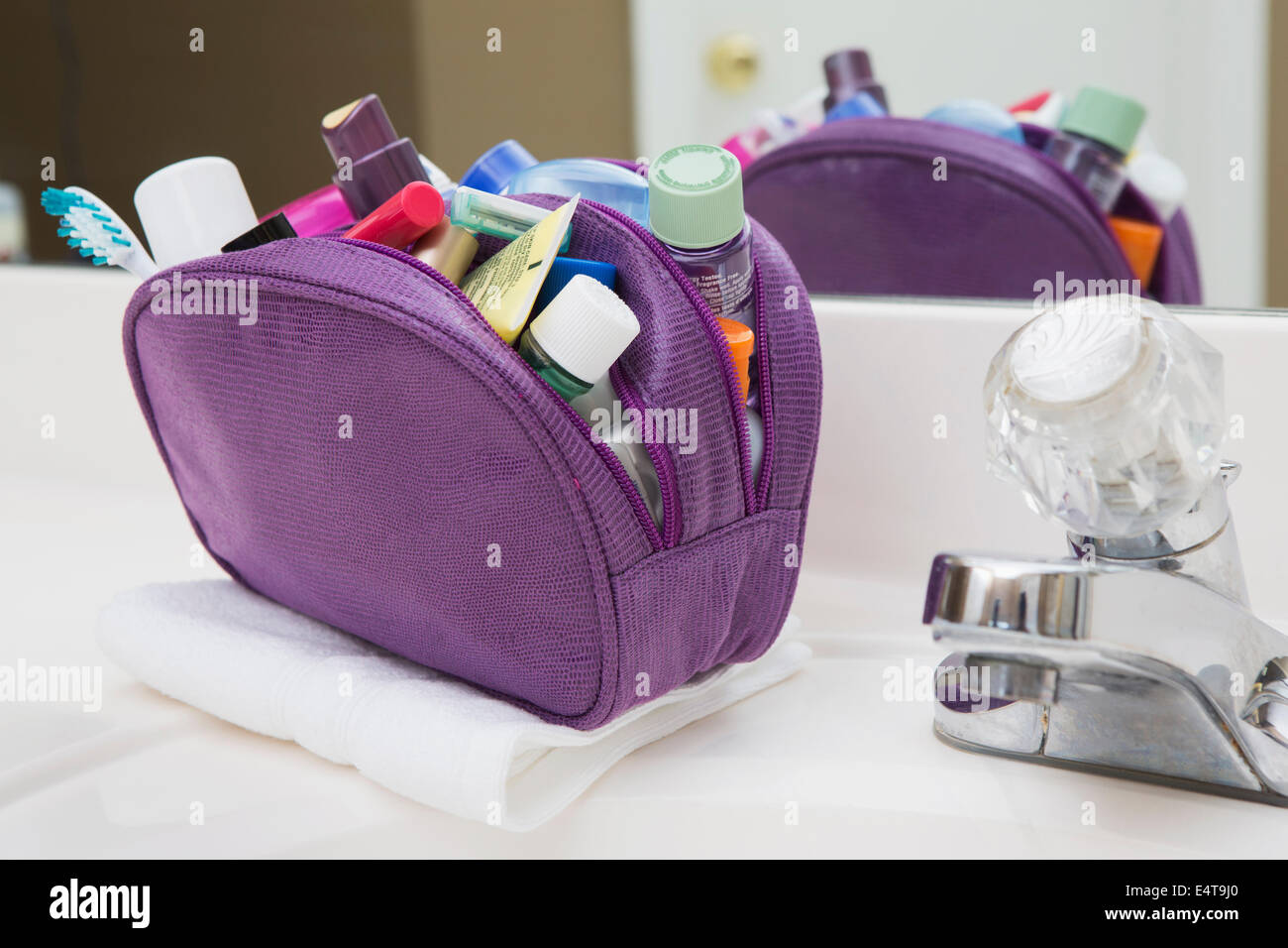 Women's Toiletry Travel Bag with rempli de produits d'hygiène personnelle Banque D'Images