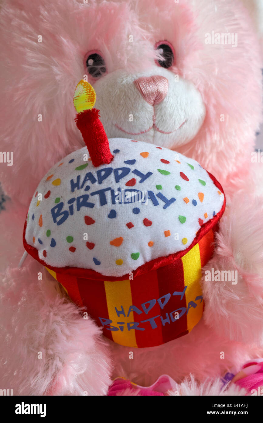 Ours En Peluche Rose Tenant Un Gateau D Anniversaire Joyeux Avec Une Bougie Allumee Teddy Avec Gateau Photo Stock Alamy